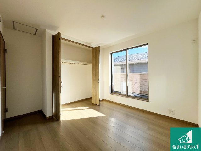 明石市二見町東二見　新築一戸建ての洋室|ウォークインクローゼット付きで生活スペースもスッキリできます。各居室にも収納がありますので、お子様の衣類やおもちゃなどもしっかり収納できます。