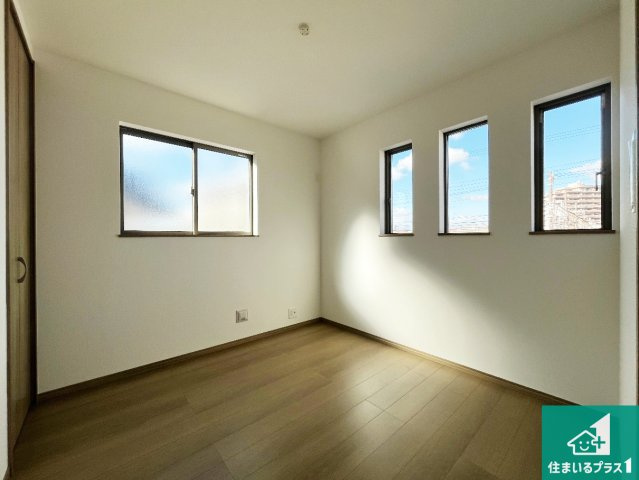 明石市二見町東二見　新築一戸建ての洋室|寝室は心地よい眠りについてもらいたくて、シンプルかつ開放的な空間な設計にしています！大きな窓から差し込む日が心地いいです♪