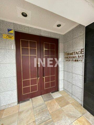 横浜市磯子区西町の賃貸マンションのエントランス
