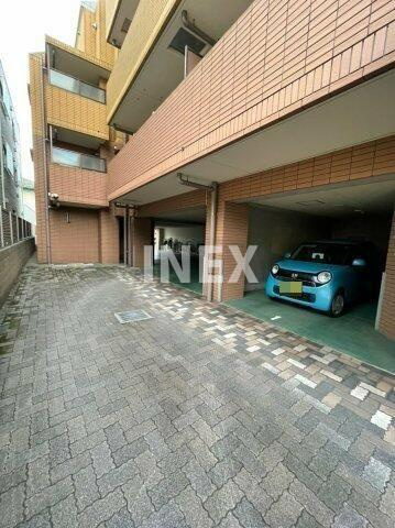 横浜市磯子区西町の賃貸マンションの駐車場