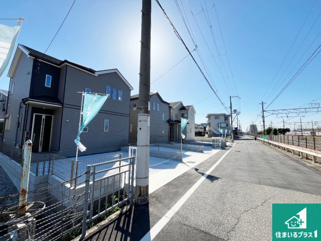 明石市二見町東二見　新築一戸建ての前面道路含む現地写真|周辺は閑静な住宅街！前面道路広々で車の出し入れも便利です。駐車が苦手な方でも安心して車庫入れできます！