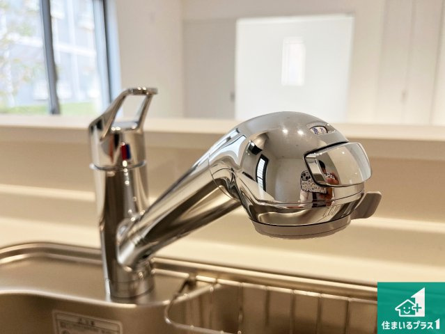 明石市二見町東二見　新築一戸建ての設備|浄水器を内蔵！炊飯時、お茶を作る時に安心してお水を使えます！お湯と冷水、浄水と原水、シャワーの切替えもワンタッチです！