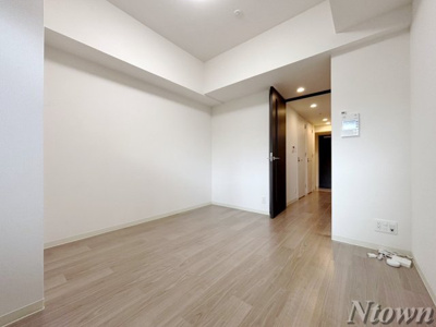 【居間・リビング】 | ディアレイシャス浅間町Ⅲ | こちらの居間で趣味の時間をお楽しみください