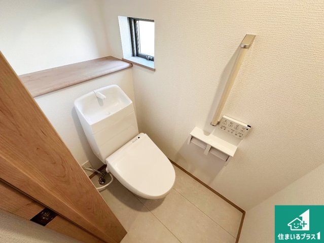 明石市二見町東二見　新築一戸建てのトイレ|1・2階の2ヶ所にあるので、朝の忙しい時間の順番待ちもなく、深夜の利用にも大変便利です。