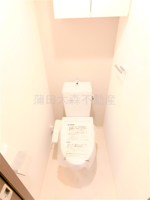 ルネサンスコート蒲田リバーテラスのトイレ|棚収納と温水暖房便座付きトイレ