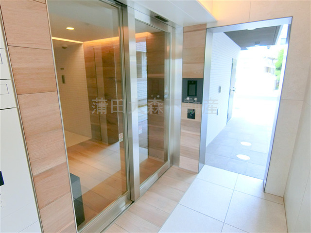 ルネサンスコート蒲田リバーテラスのエントランス|防犯カメラ3台　TVモニター付オートロック宅配BOXメールBOXエントランス