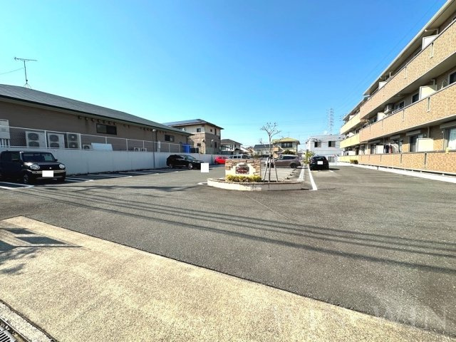 ラ・フルール B棟の駐車場