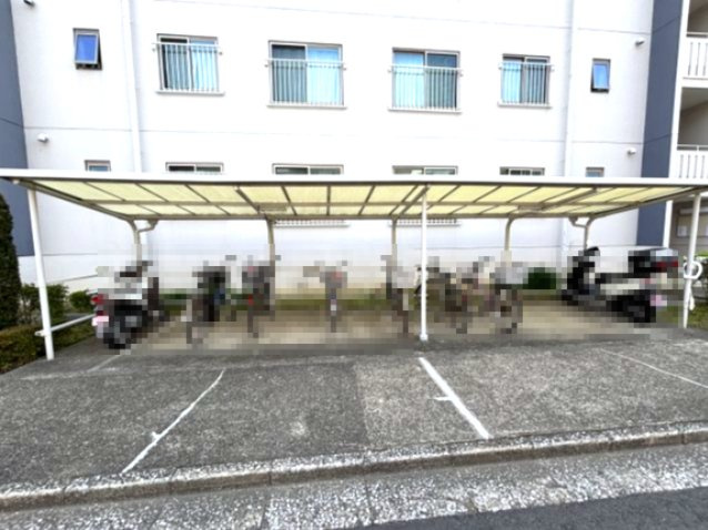 敷地内の屋根付き自転車置場です。