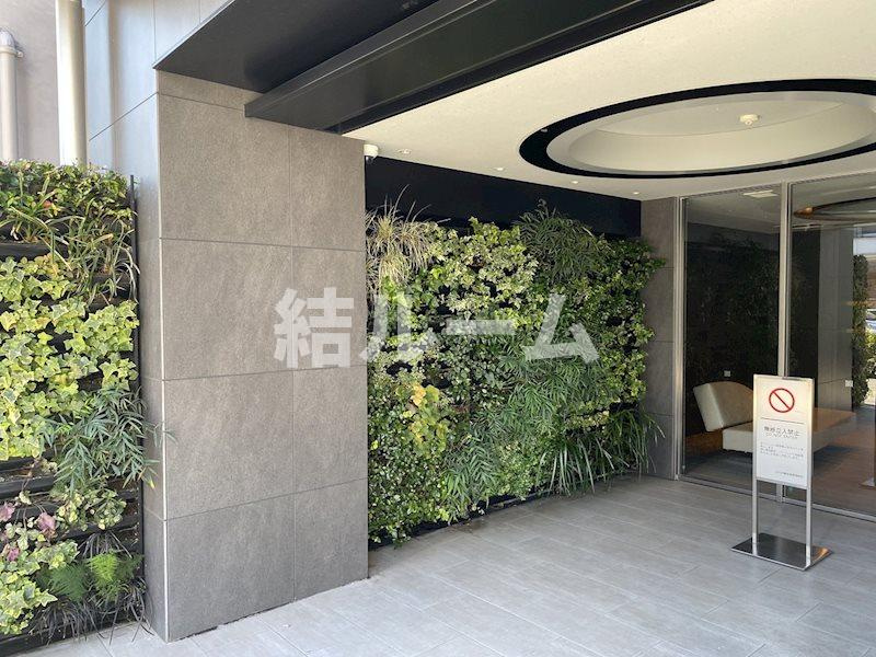 新宿区大久保１丁目の賃貸マンションのエントランス