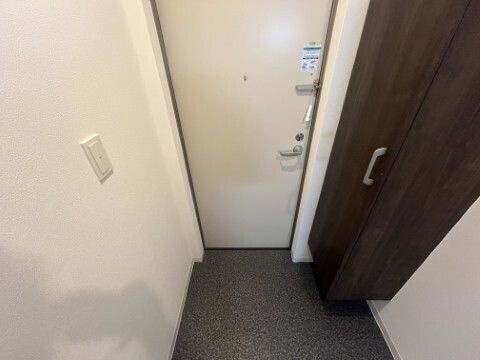 ジーメゾン埼玉本郷町プリミアの玄関