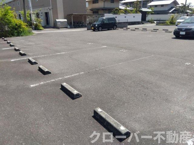 レオパレスクリスマスローズの駐車場