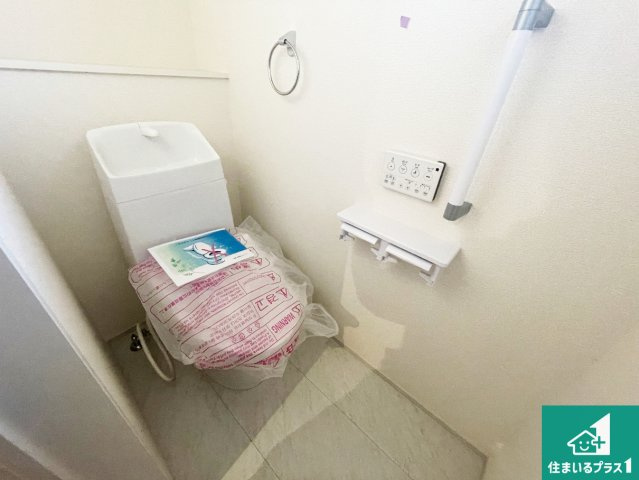 宇治市宇治下居　新築一戸建てのトイレ|1・2階の2ヶ所にあるので、朝の忙しい時間の順番待ちもなく、深夜の利用にも大変便利です。
