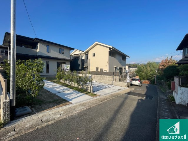 宇治市宇治下居　新築一戸建ての前面道路含む現地写真|周辺は閑静な住宅街！前面道路広々で車の出し入れも便利です。駐車が苦手な方でも安心して車庫入れできます！