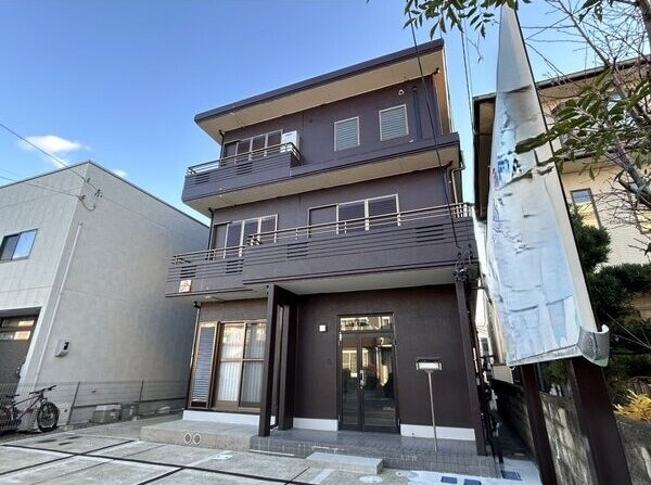 プラスビルの外観