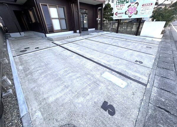 プラスビルの駐車場