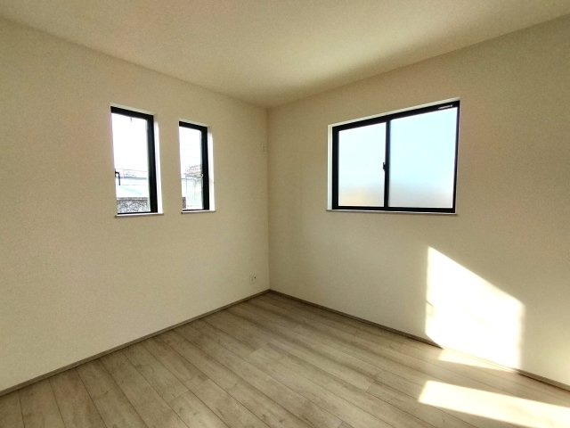 ◆川口市大字芝5391番の洋室|室内はいつも明るい印象なので気持ちのいい朝を迎えられます。毎日の生活も明るくなりそう！