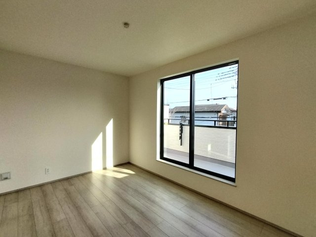 ◆川口市大字芝5391番の洋室|バルコニーに面した寝室は窓が大きく開放感があります。