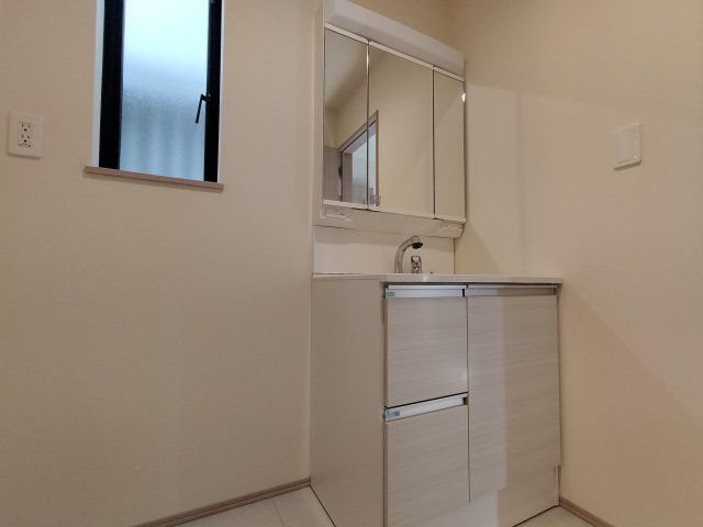 ◆川口市大字芝5391番の独立洗面台|便利なシャワードレッサー付きなので、時間のない朝のセットも楽々♪
