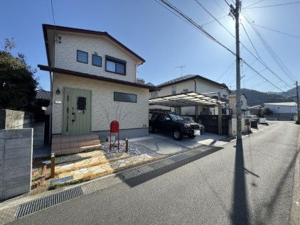 【敷地52坪】高知市鴨部　中古一戸建ての前面道路含む現地写真|赤いポストがアクセント。お洒落なカフェ風外観☆