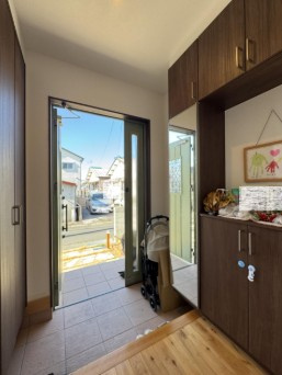 【敷地52坪】高知市鴨部　中古一戸建ての玄関|姿見付きの大型シューズボックス。 玄関周りをいつもスッキリ！