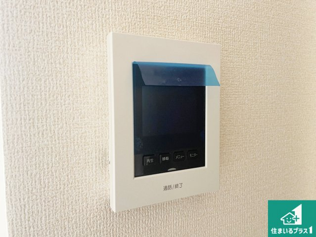 宇治市宇治下居　新築一戸建ての防犯設備|カラーモニターインターホン！声だけでなく来訪者の姿や顔がモニターで確認できるので、小さなお子様がいらっしゃるご家庭でも安心できます！
