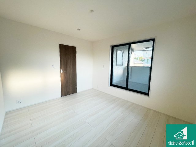 宇治市宇治下居　新築一戸建ての洋室|シンプルな洋室は、自分好みのインテリアが楽しめます♪ご家族とインテリアや家具を選びに行くのは新築購入時の醍醐味の一つです。ぜひお楽しみください♪