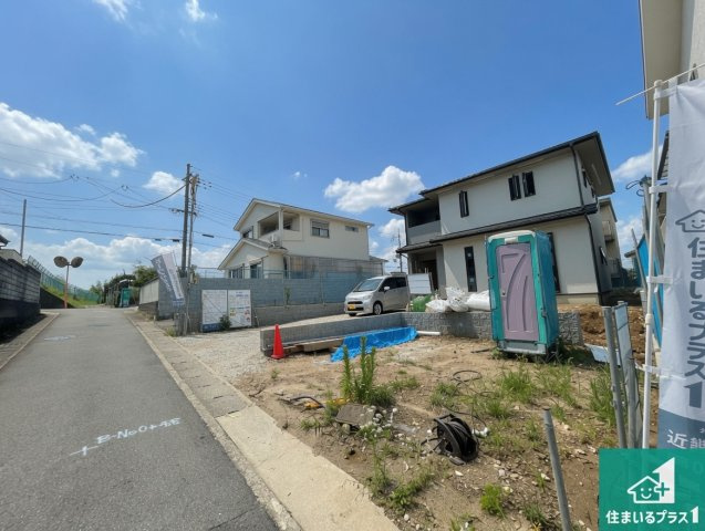宇治市宇治下居　新築一戸建ての前面道路含む現地写真|周辺は落ち着いた街並みの住宅地！子育てがしやすい住環境です！まだ未完成ですが、現地でしかわからない事もございます。是非一度ご覧ください。