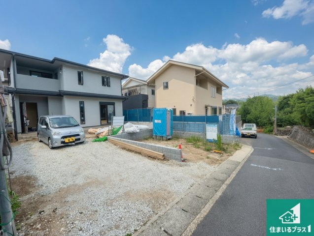 宇治市宇治下居　新築一戸建ての前面道路含む現地写真|周辺は落ち着いた街並みの住宅地！子育てがしやすい住環境です！まだ未完成ですが、現地でしかわからない事もございます。是非一度ご覧ください。
