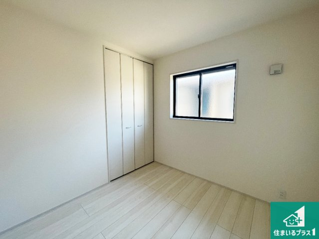 宇治市宇治下居　新築一戸建ての洋室|寝室は心地よい眠りについてもらいたくて、シンプルかつ開放的な空間な設計にしています！大きな窓から差し込む日が心地いいです♪