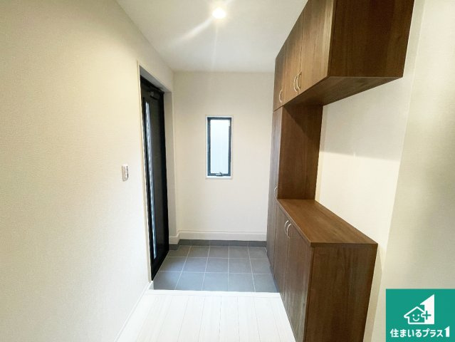 宇治市宇治下居　新築一戸建ての玄関|シューズボックスにはたくさんの靴が収納できるので玄関周りはいつもスッキリ！ご家族が増えても安心！