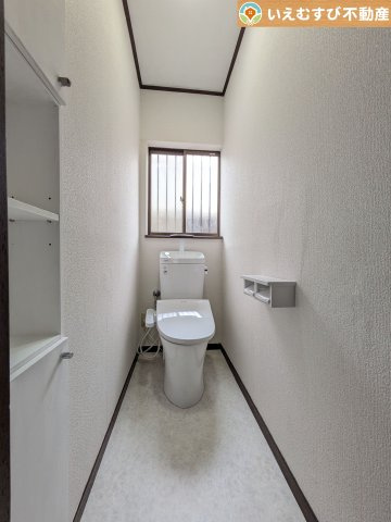 行田市若小玉　中古戸建のトイレ|シンプルで清潔感のあるトイレ
窓付きで明るく、お掃除しやすいシンプルな空間♪