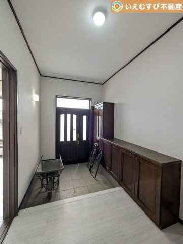 行田市若小玉　中古戸建の玄関|圧迫感の無いシューズボックス
高さは無くても収納力はばっちり。玄関がすっきり片付くので快適ですね！