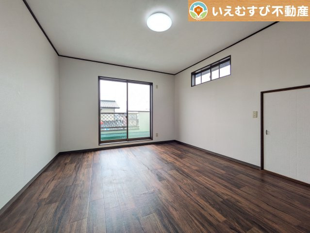 行田市若小玉　中古戸建の洋室|シンプルで明るいお部屋
2面採光で日当り良好！シンプルなお部屋なので自分で家具を選ぶのが楽しみですね！
