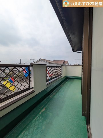行田市若小玉　中古戸建のバルコニー|ゆとりの広さのバルコニー
南向きで採光たっぷりなのでお洗濯ものが乾きやすい♪おふとんを干すにも余裕の広さ！