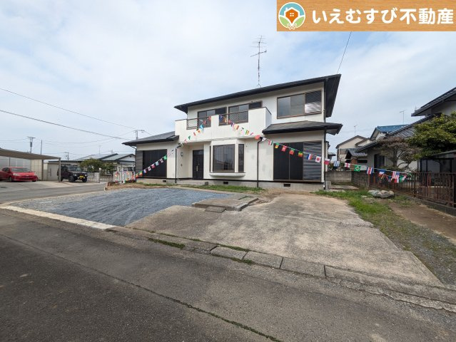 行田市若小玉　中古戸建の駐車場|並列5台以上駐車可能なゆとりのカースペース
複数台車をお持ちでも、お友達が遊びに来てもゆとりの駐車スペース！