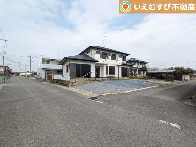 行田市若小玉　中古戸建の前面道路含む現地写真|南西角地で開放的
ゆとりの広さの前面道路でお車の出し入れ楽々♪南西角地で日当り良好！