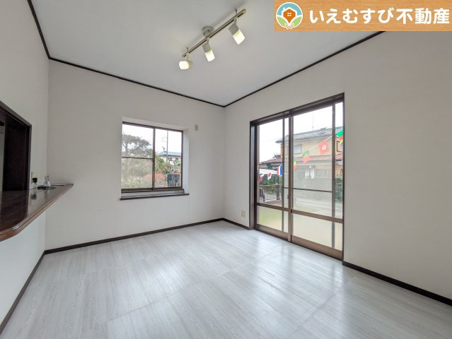 行田市若小玉　中古戸建の居間・リビング|白を基調にした清潔感溢れる印象のリビングダイニング
白基調なので明るく、広く感じます。どんな家具も合わせやすそうですね！