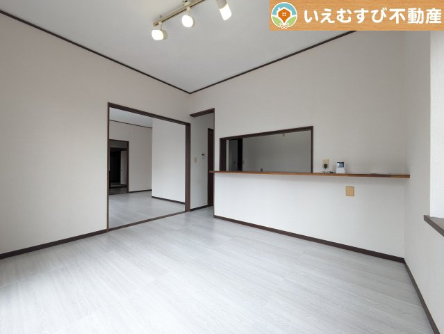 行田市若小玉　中古戸建の居間・リビング|開放感と家族との距離感にこだわったＬＤＫ
採光たっぷりのリビングで休日には家族みんなでくつろげそうですね♪