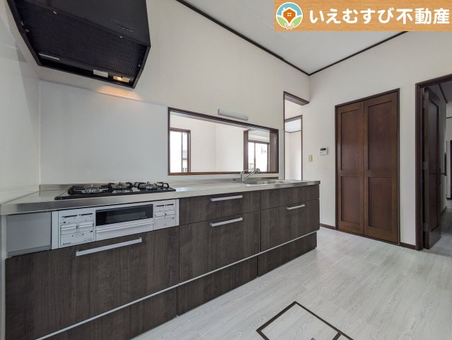行田市若小玉　中古戸建のキッチン|機能性収納性に溢れるキッチン。
収納もたっぷり付いていてすっきり片付く！毎日楽しくお料理が出来そうです！