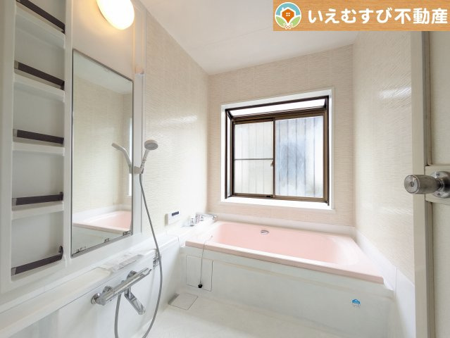 行田市若小玉　中古戸建の浴室|明るい色合いで落ち着きのある雰囲気
白基調なので清潔感があって明るく感じられます♪お子様と入るにもゆとりの広さ！