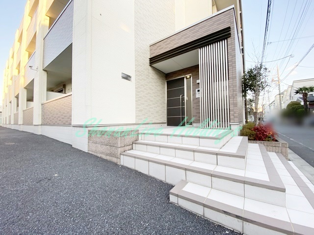 大和市中央６丁目のアパートのエントランス