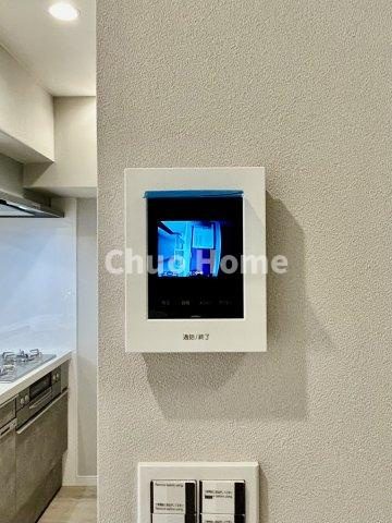 メゾンエクレーレ南千住のセキュリティ|【モニターホン】誰が来たかすぐにわかるカラーモニター付きインターホン。通話ボタンを押すまでは室内の音は漏れていませんので相手を確かめてから応対できます。