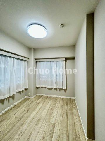 メゾンエクレーレ南千住の子供部屋|【子供部屋】お子様を持つ家庭の約6割が「家族や子どものため」に購入を希望。入学後の転校を避け、広い空間でのびのび育てたいなどの親心が、家探しのきっかけになっているようです。