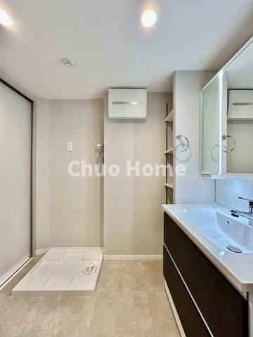 メゾンエクレーレ南千住の脱衣所|【洗面所】明るい洗面所は朝をすっきりさせてくれる空間です。バタバタしている忙しい朝でも収納が多い洗面台では短い時間で効率良く支度ができます。