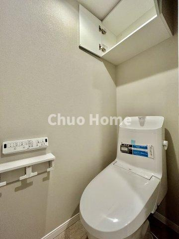 メゾンエクレーレ南千住のトイレ|【トイレ】 収納スペースをしっかりと確保した温水洗浄便座機能付きトイレ。温水洗浄便座は清潔にお使いいただくための大切なアイテムです。