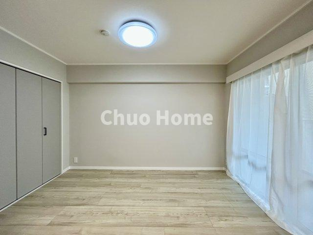 メゾンエクレーレ南千住の洋室|【洋室】快適に過ごす条件は、一人ひとり違います。だからこそ飾り過ぎないシンプルな内装と偏り過ぎないデザインで統一しております。居住していく中でオーナー様だけの【マイホーム】に創り上げて下さい