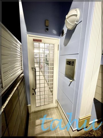 中野区江原町１丁目のアパートのエントランス