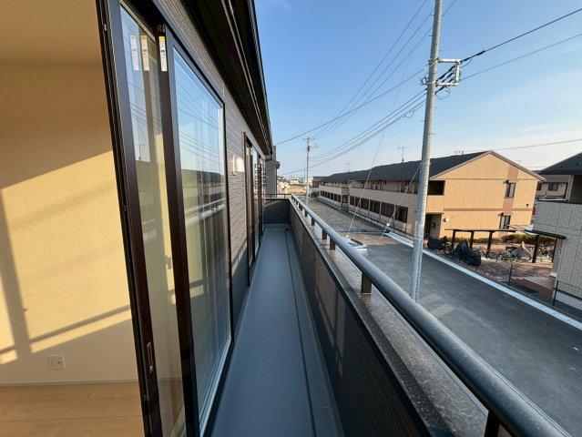 ひたちなか市田彦10期　新築戸建のバルコニー|洗濯物も布団もまとめて干せるワイド設計。
広々としたワイドバルコニーで、家事の効率が上がり、日々の暮らしが快適になります。