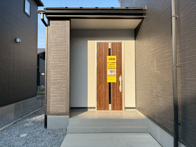 ひたちなか市田彦10期　新築戸建の玄関|日当たりや広さを現地で体感してください。