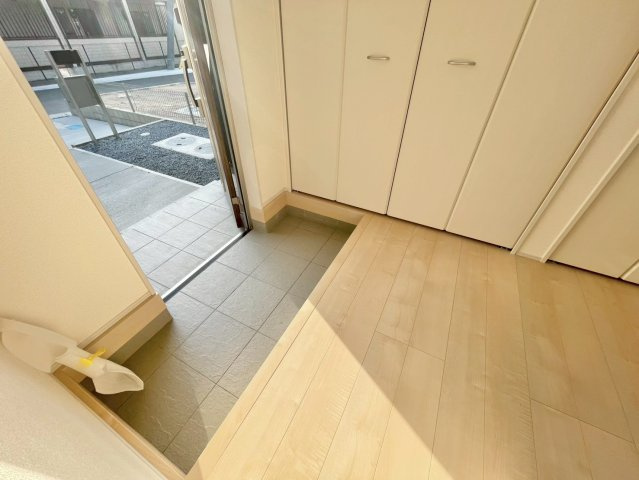 ひたちなか市田彦10期　新築戸建の玄関|お客様を気持ちよく迎えられる、明るく清潔感あふれる玄関です。
